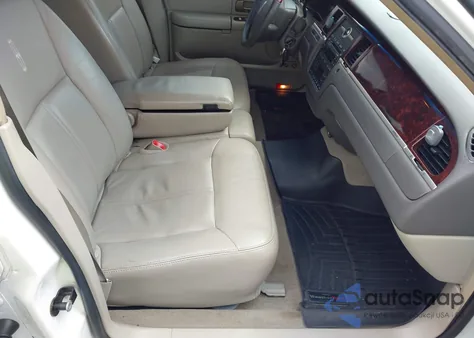 2010 Lincoln Town Car Signature Limited from USA, damaged, VIN 2LNBL8CV4AX629345